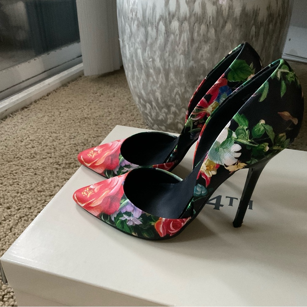 STEVE MADDEN Pump Heels Size 7
4.5 inch super sexy heel
Like new, only worn once